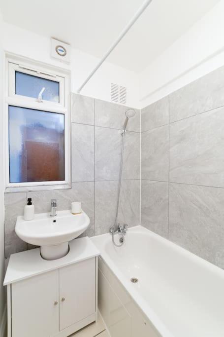 Two Bedroom Apartment By Buonomo Stays Short Lets & Serviced Accommodation In Balham With Balcony Londra Dış mekan fotoğraf